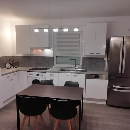 Joli En Rdc Dans Maison Neuve Apartmán