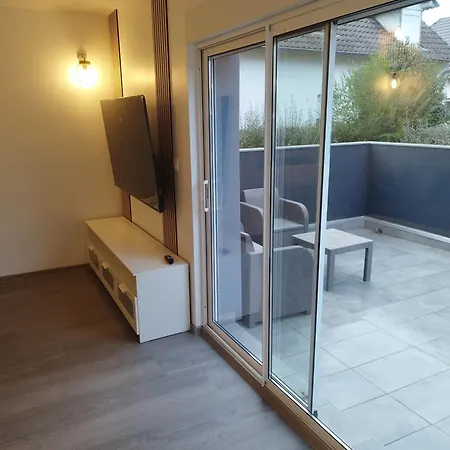 Joli En Rdc Dans Maison Neuve Apartmán *
